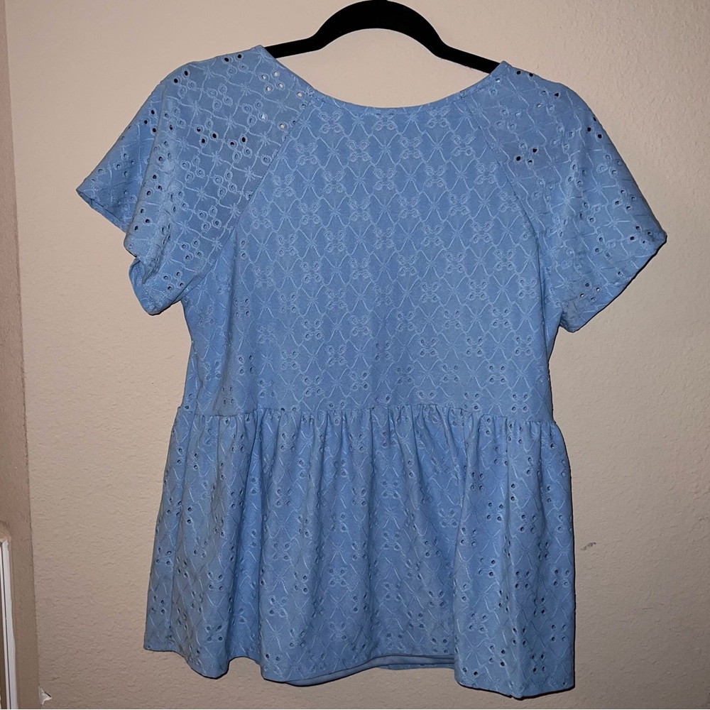 EUC pink lily blue top